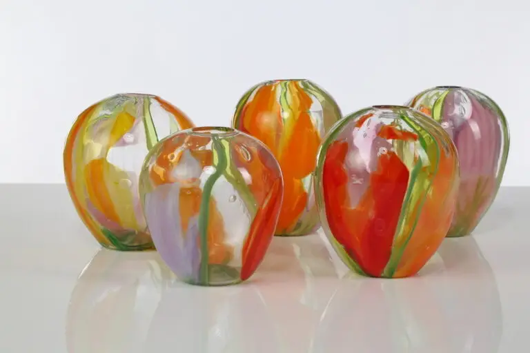 Swirling tulip petals bulbvase red/green