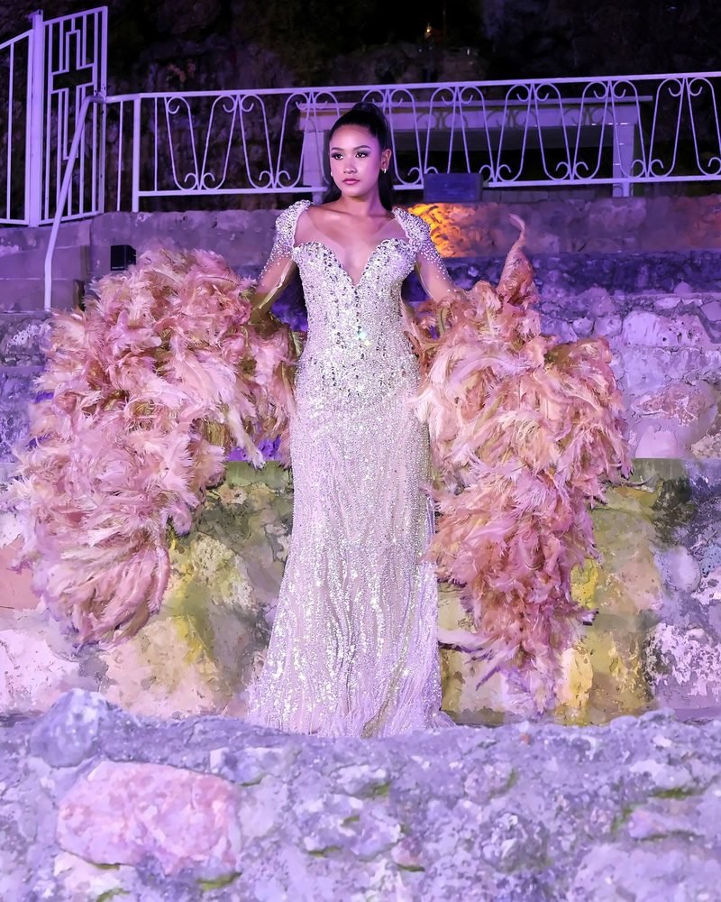 Peter Adrian Couture on the runway at Art Fashion Aruba 2026, Grot di Lourdes.